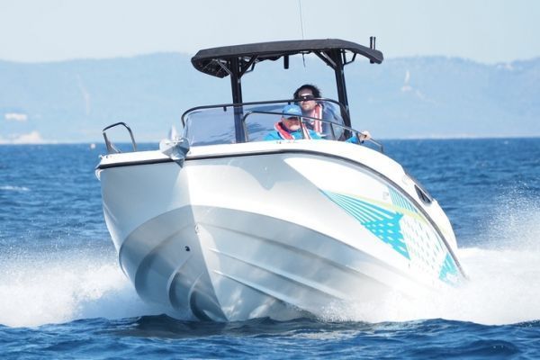 Prova in mare del Quicksilver 805 Open: comportamento rassicurante per un programma familiare