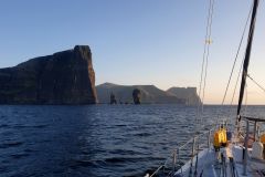 Arthur in barca a vela alle Isole Faroe
