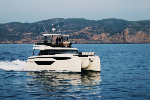 Test drive del Prestige M48, un catamarano a motore per crociere in famiglia