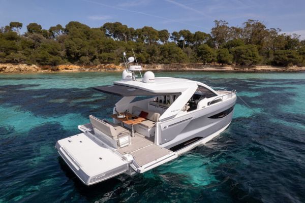 Jeanneau DB/37, un programma di dayboat premium per le crociere in famiglia