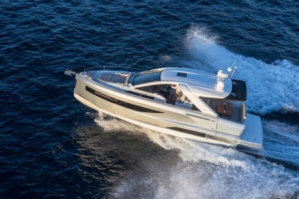 Jeanneau DB/37, forte concorrenza nel mercato dei grandi open dayboat