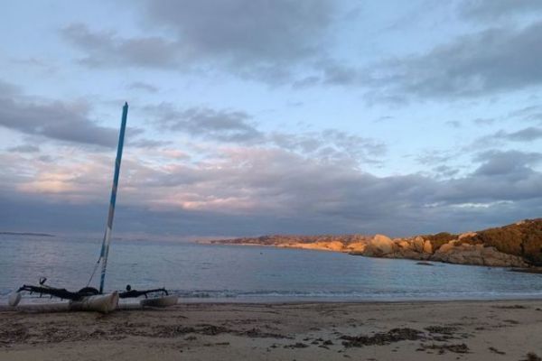 Violette a bordo di Passepartout: alla scoperta della Sardegna su un trimarano da spiaggia