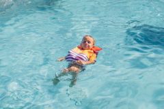 Floatee: la maglietta anti annegamento per bambini che si gonfia in caso di immersione