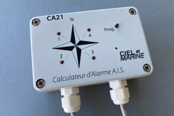 CA21: un calcolatore e un allarme AIS