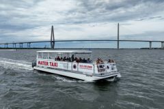 Il Charleston Water Taxi utilizza ampiamente i suoi motori fuoribordo