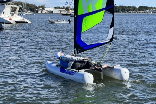 Minicat Guppy, un catamarano gonfiabile facile da montare in soli 15 minuti