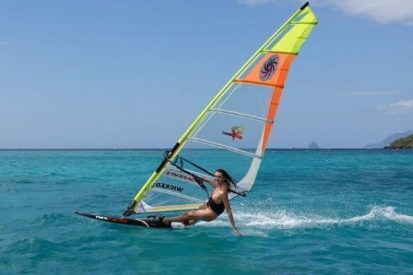 A 16 anni, Tess Sermet si sta facendo strada sulla scena del windsurf internazionale