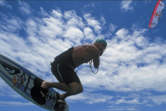 Robby Naish in azione con il suo kitesurf sull'isola di Namotu, Fiji