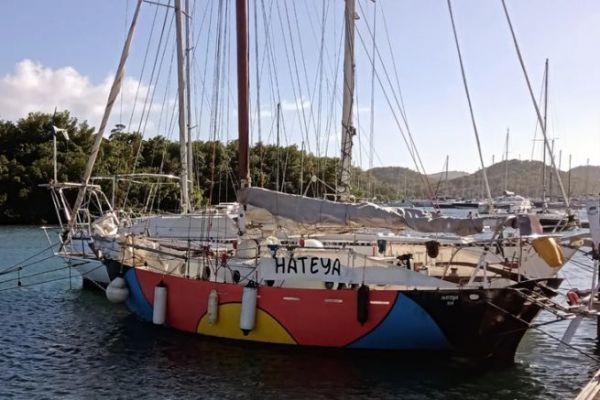 Preparazione per una traversata transatlantica su Hateya, un cutter in acciaio aurico