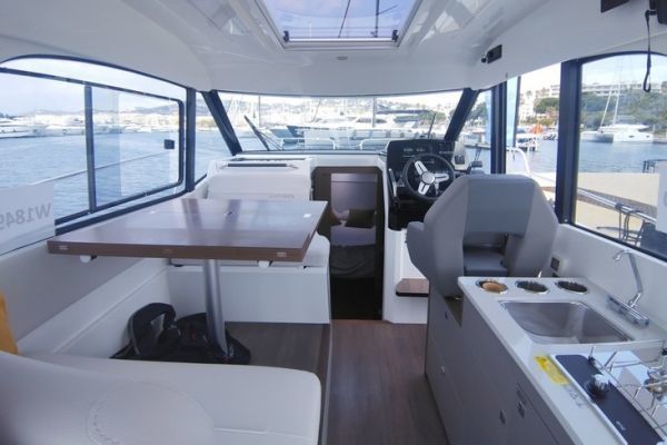 Antarès 9: un layout ottimizzato per le crociere costiere con 5 persone a bordo