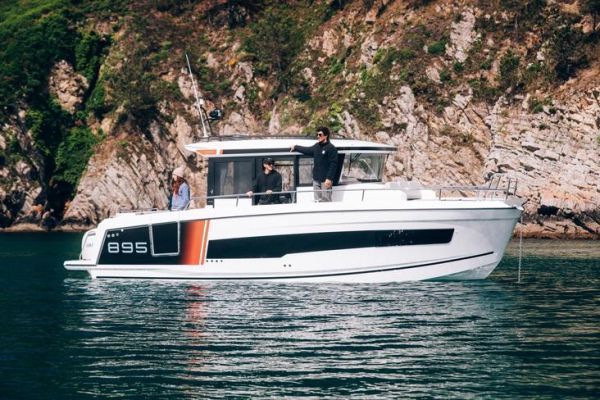 Merry Fisher 895 Sport Series 2: prova completa di un timoniere versatile progettato per l'azione in mare