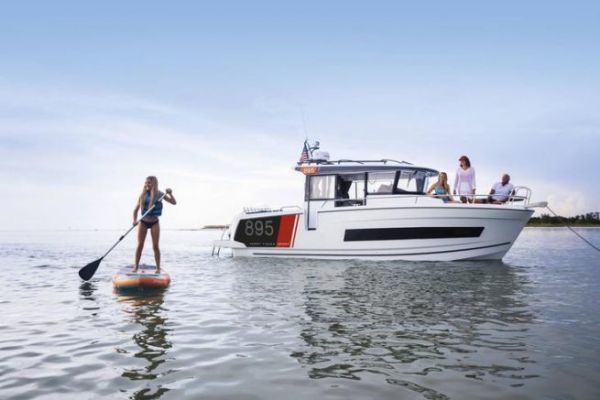 Layout e piano di coperta della Merry Fisher 895: modularit e accesso, dalla banchina all'ancoraggio