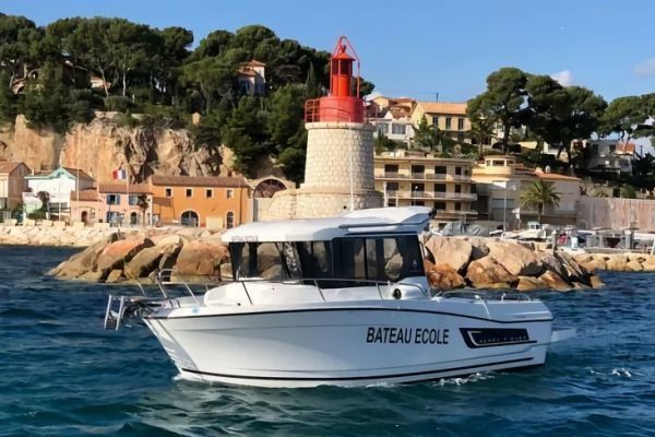 Una guida completa alle patenti nautiche: costiere, fluviali, d'altura, a motore, a motore, ecc.