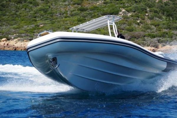 In mare al largo del Libecciu 1000: un RIB sportivo, sicuro e ben bilanciato