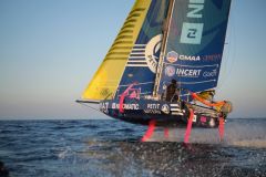 Benoit Marie rimane in testa alla gara nonostante i danni subiti