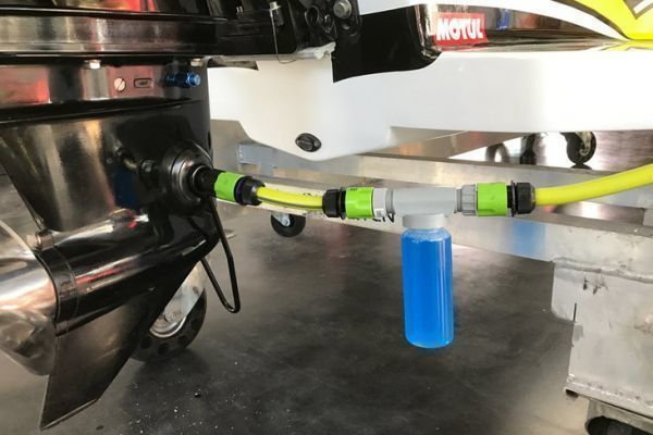 STOPSEL: come sciacquare correttamente un motore marino prima dell'inverno