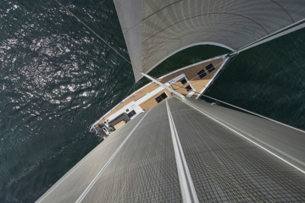 Controllo del sartiame e revisione dell'albero: preparare lo yacht per una navigazione sicura