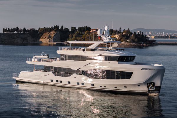 Mitan 40 Numarine 40MXP MITAN, un family explorer di 40 metri progettato per le ...