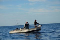 Pesca in mare con un gommone semirigido