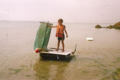 Una zattera realizzata al 100% con materiali di recupero, che è all?origine del mio primo ricordo legato al mare