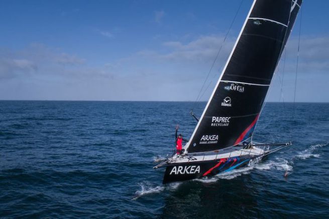 Sbastien Simon  partito a due mani con Vincent Riou per cercare di battere il record di monoscafi della Route de la Dcouverte. Questa regata transatlantica di quasi 4.000 miglia  nelle mani di Giovanni Soldini e del suo equipaggio a bordo del VOR 70 Maserati.