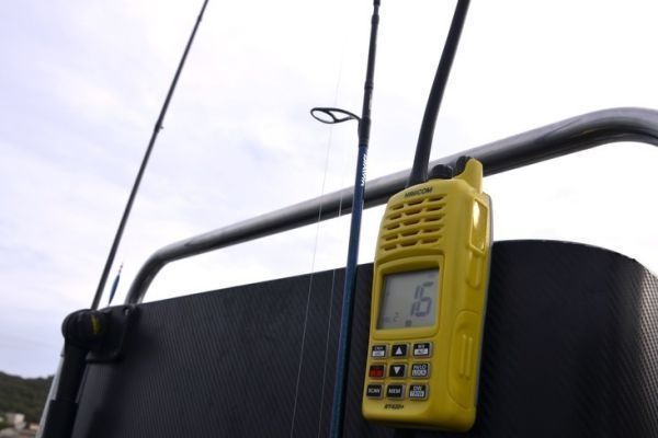 Portare con sé una radio VHF durante un'uscita di pesca