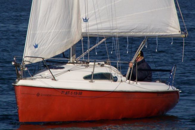 Capace di buone prestazioni, il Sun Fast 20 d il meglio di s nella brezza quando il suo equipaggio si cala.