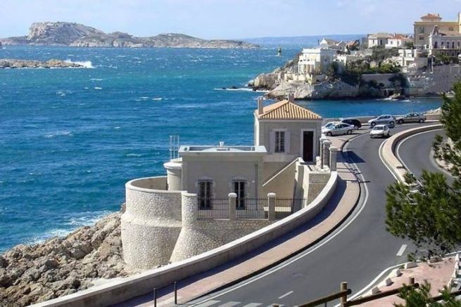 L'edificio che ospita il mareografo di Marsiglia sul cornicione