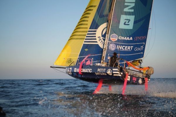 Benoit Marie rimane in testa alla gara nonostante i danni subiti