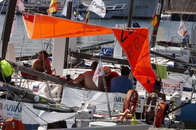 Riposare sui pontili delle isole Mini-Transat di Guadalupa