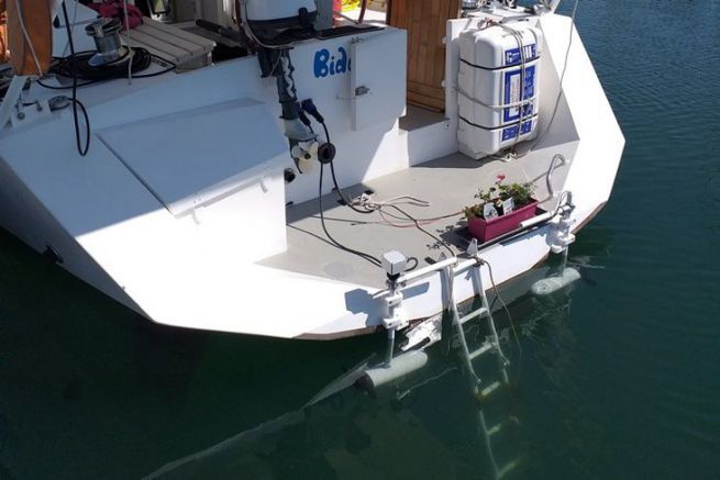 2 Motori Minn Kota montati sullo specchio di poppa di una barca a vela?