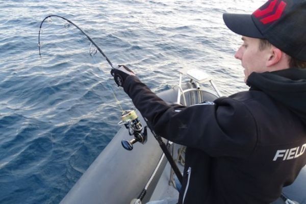 Ottenere la licenza di pesca d'altura per pescare più lontano e catturare pesci più grandi