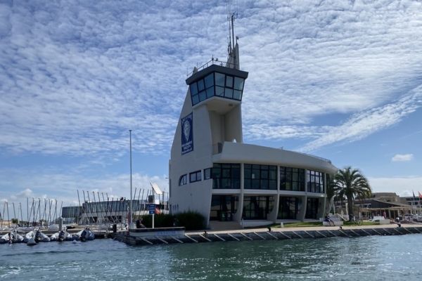 Simbolo di Port Camargue, la capitaneria di porto nei colori di Kito de Pavant