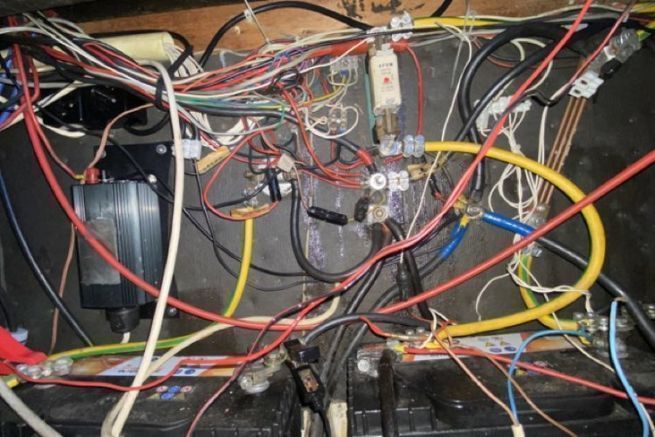 Lo stato della stiva. Difficile trovare la strada per questo casino elettrico