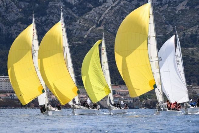 La flotta Grand Surprise del team Team Winds e i suoi mitici spinnaker gialli