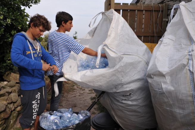 Riciclaggio di bottiglie di plastica a Les Glnans