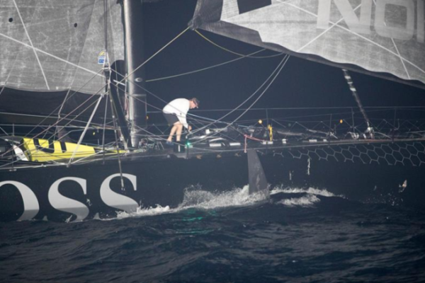 Alex Thomson, dopo essersi incagliato mentre era in testa