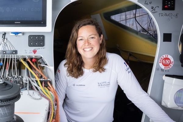 Sasha nella cabina di pilotaggio del suo Class 40 Alderan