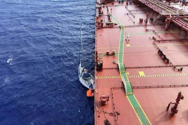 La barca a vela Doudou alla prua della petroliera