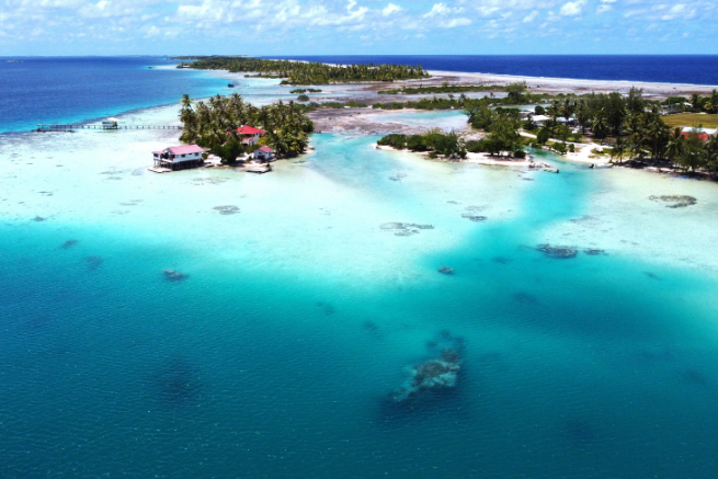 L'ancoraggio e il villaggio di Tenukupara ad Ahe, visti dall'alto