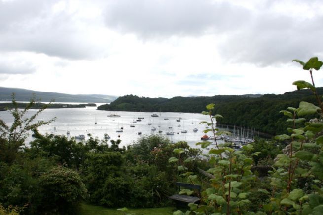 Porto turistico e baia di Tobermory visti dalla collina, Isola di Mull, Scozia