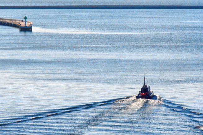 L'onda di prua di una barca da pesca..