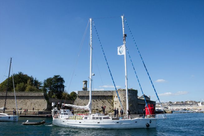 La goletta Perch di fronte ai bastioni di Concarneau