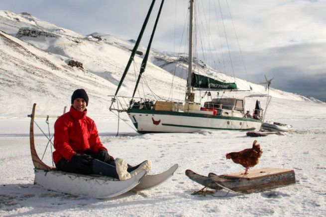 Guirec Soude in inverno con la sua gallina