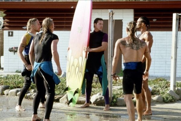 Keanu Reeves alle prese con la gente del posto nel film cult Point Break