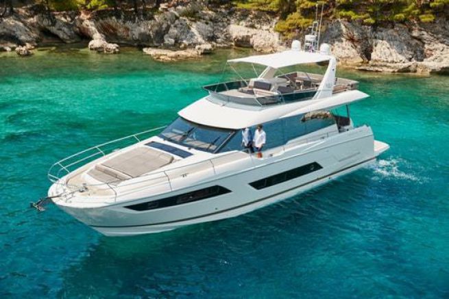 La Prestige 680 incorpora gli stessi elementi di design del modello pi grande della gamma, la Prestige 750. Gli interni sono cos luminosi e i materiali e i toni scelti permettono di ottenere finiture di lusso.