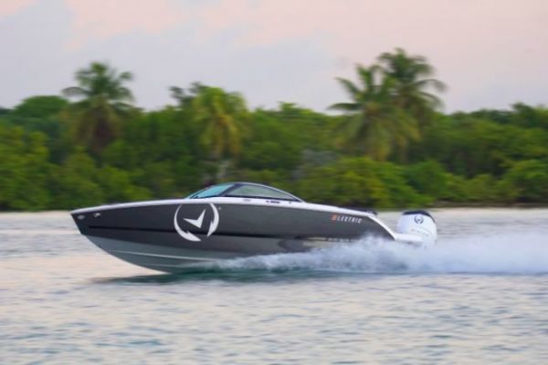 Il Four Winns H2e  il primo bow rider elettrico prodotto in serie