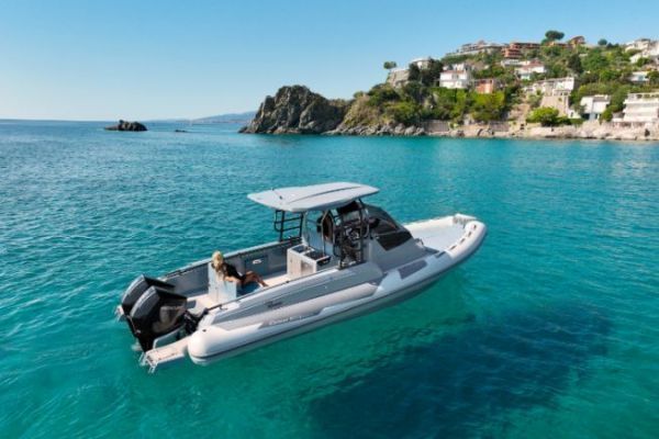 Il Cayman 33.0 Executive  un elegante RIB