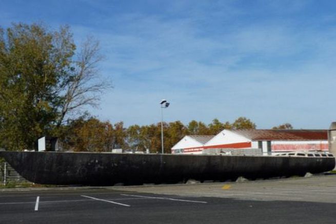 Venerd 13 sulla piazza di fronte alla base sottomarina di Bordeaux