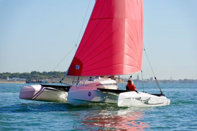 trimarano a vela da crociera